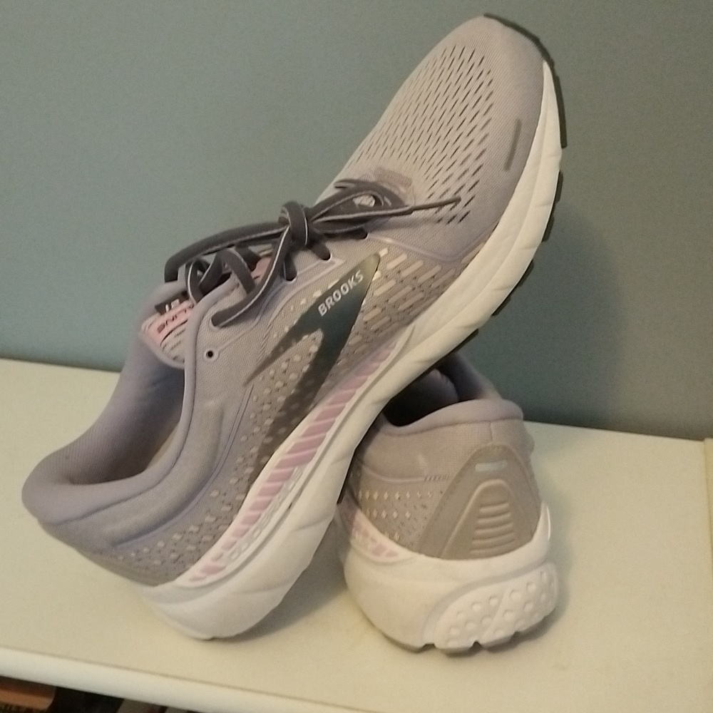 Open box condition Brooks GTS 21 Women Adrenaline sneaker, 11.5, lilac, gray
